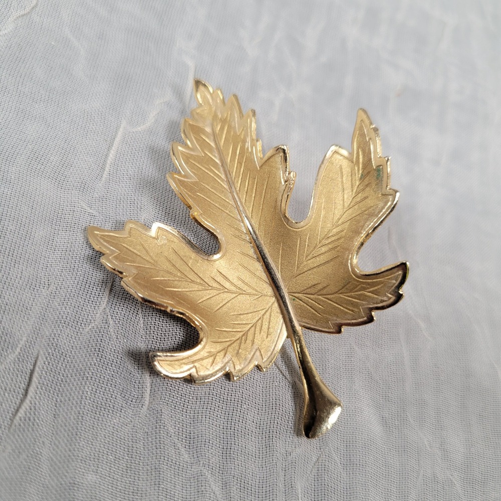 Maple Leaf Brooch Gold Tone Botanical Autumn Style Pin Jewelry